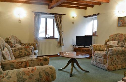 Leominster House | Discover Howards End: Family-Friendly Retreat with 9.3 Rating