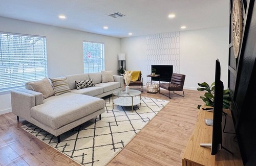 Milwood House | Modern Stay in Austin: Family-Friendly Comfort Awaits