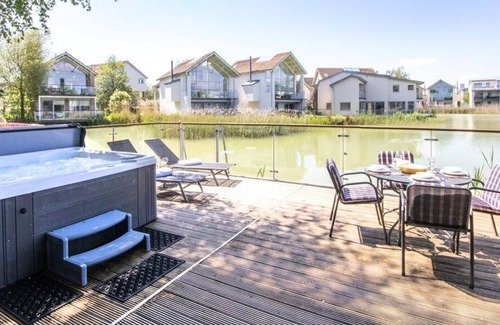 Cirencester House | Discover Howells Mere 27 at Crane Lodge - Family Friendly Haven