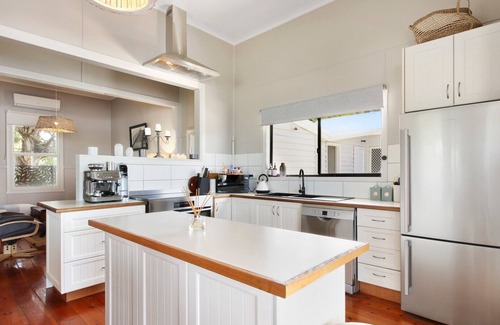 Metung Hotel | Howitt House - Family-Friendly Retreat with Lake Views