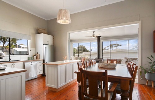 Metung Hotel | Howitt House - Family-Friendly Retreat with Lake Views