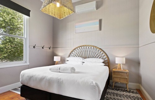 Metung Hotel | Howitt House - Family-Friendly Retreat with Lake Views
