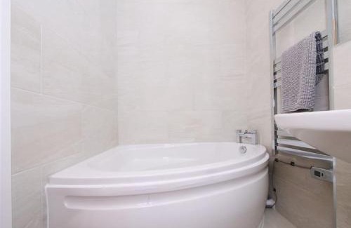 York House | Idyllic Hoxne Cottages - Daisy Cottage with Private Hot Tub