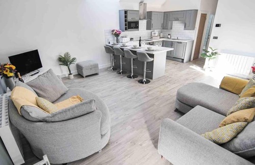 York House | Relaxing Hoxne Cottages: Poppy Cottage with Hot Tub Oasis