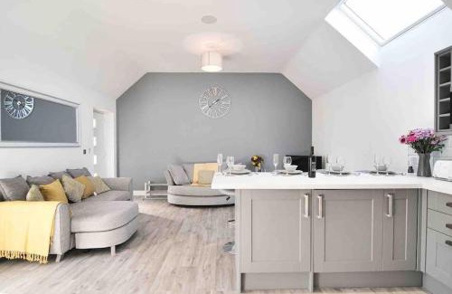 York House | Relaxing Hoxne Cottages: Poppy Cottage with Hot Tub Oasis