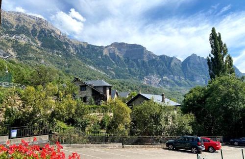 Hoz de Jaca Ski Chalet | Oceanfront Retreat at Hoz de Jaca, Casa Mas Mañanas