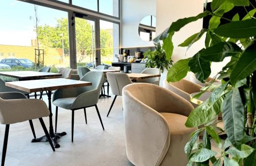 Quatre Carreres Hotel | Discover Comfort at HQ Arena Hotel with Family-Friendly Amenities