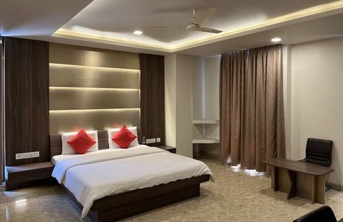 Chittoor Hotel | Unbeatable HSM Grand: Top-Rated Stay with Breakfast Included