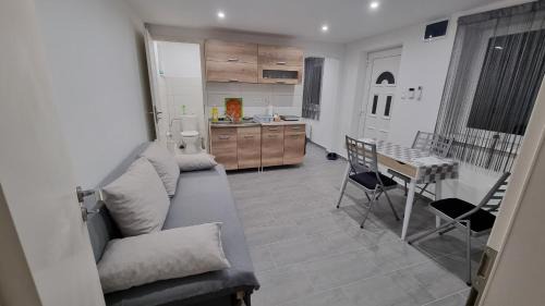 Zsorifurdo Apartment | Pet-Friendly HT Apartman with Breakfast & Child Amenities