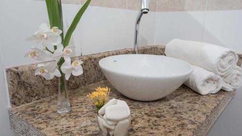 San Carlos de Bariloche Hotel | Beachfront Escape at HTL La Malinka with Ocean Views