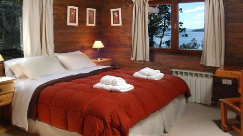 San Carlos de Bariloche Hotel | Beachfront Escape at HTL La Malinka with Ocean Views