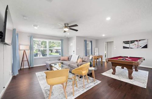 Bellaire House | Explore Htown Escape: Pet-Friendly Retreat Near Med Center