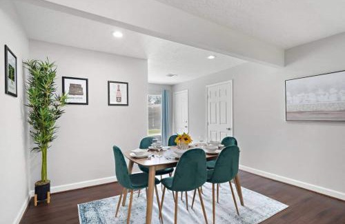 Bellaire House | Explore Htown Escape: Pet-Friendly Retreat Near Med Center