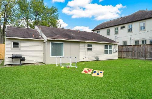 Bellaire House | Explore Htown Escape: Pet-Friendly Retreat Near Med Center