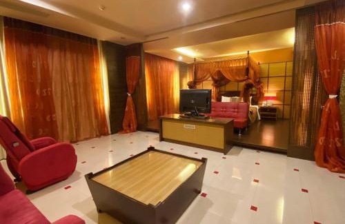 Zuoying District Hotel | Convenient Stay at Hua Xiang Motel with Accessibility Features