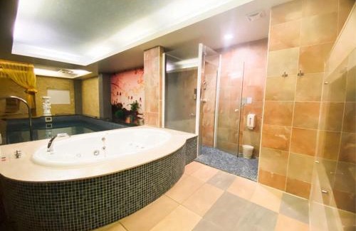 Zuoying District Hotel | Convenient Stay at Hua Xiang Motel with Accessibility Features