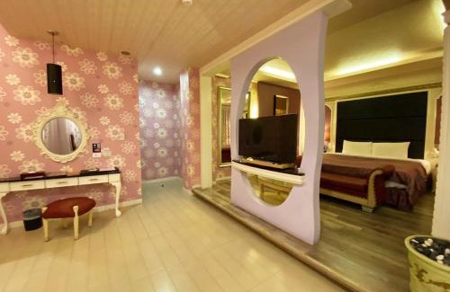 Zuoying District Hotel | Convenient Stay at Hua Xiang Motel with Accessibility Features