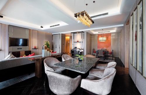 Jinghu District Hotel | Discover HUALUXE Wuhu: 5-Star Elegance & Poolside Bliss