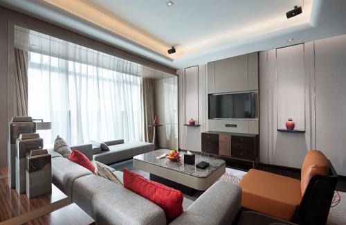 Jinghu District Hotel | Discover HUALUXE Wuhu: 5-Star Elegance & Poolside Bliss