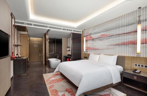 Jinghu District Hotel | Discover HUALUXE Wuhu: 5-Star Elegance & Poolside Bliss