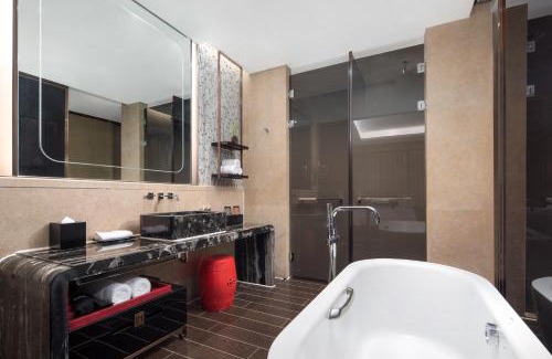 Jinghu District Hotel | Discover HUALUXE Wuhu: 5-Star Elegance & Poolside Bliss