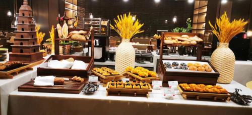 Baqiao Hotel | Experience HUALUXE Xi'an Chanba: 4-Star Oasis with Pool