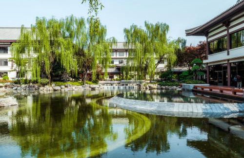 Yanta Qu Hotel | Discover HUALUXE Xi'an Tanghua: Top-Rated 5-Star Comfort