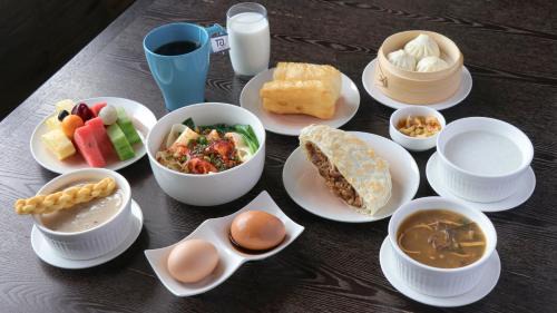 Yanta Qu Hotel | Discover HUALUXE Xi'an Tanghua: Top-Rated 5-Star Comfort
