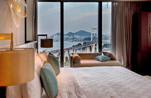 Haicang Hotel | Elegant HUALUXE Xiamen Haicang with Harbour Views & Pool