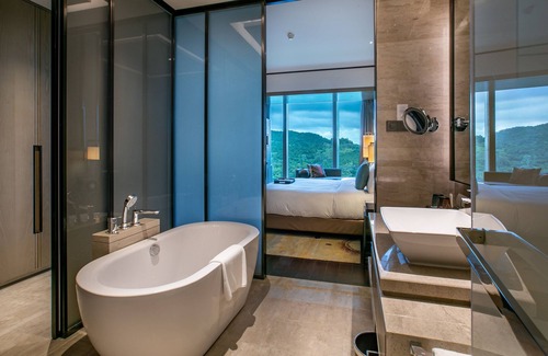 Haicang Hotel | Elegant HUALUXE Xiamen Haicang with Harbour Views & Pool