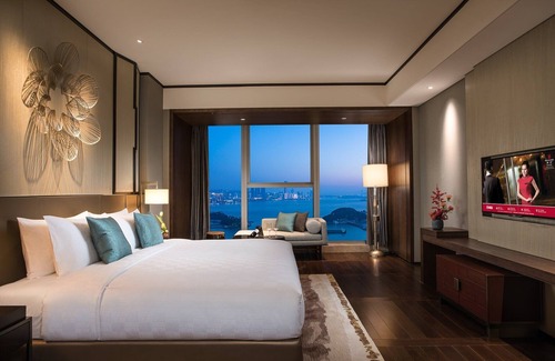 Haicang Hotel | Elegant HUALUXE Xiamen Haicang with Harbour Views & Pool