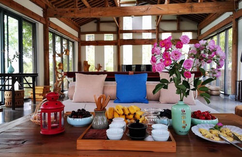 Huizhou District Bed & Breakfast | Discover Huangshan Huizhou Creek Villa with Pool & Dining