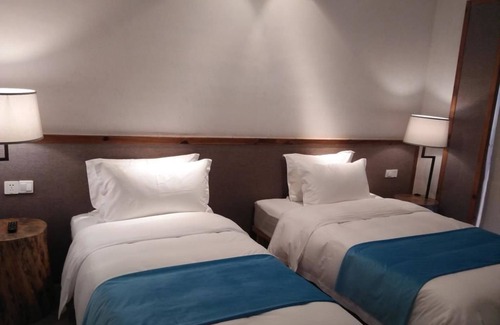 Huizhou District Bed & Breakfast | Discover Huangshan Huizhou Creek Villa with Pool & Dining