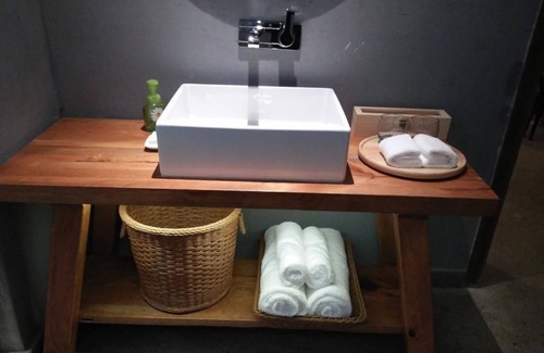 Huizhou District Bed & Breakfast | Discover Huangshan Huizhou Creek Villa with Pool & Dining