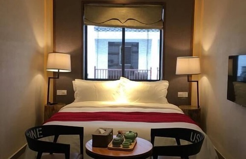 Huizhou District Bed & Breakfast | Discover Huangshan Huizhou Creek Villa with Pool & Dining