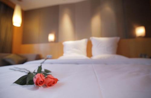 Huangyan Hotel | Discover Comfort at Huangyan Yaoda Hotel with Pool Access