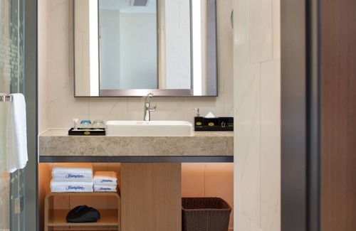 Bao'an Hotel | Convenient Stay at Huanpeng by Hilton Shenzhen Baoan Airport