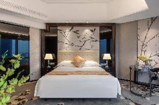 Huaqiang North Hotel | Elegant Huaqiang Plaza Hotel with Afternoon Tea & Mini Bar