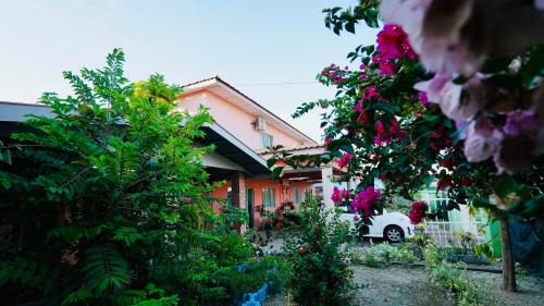 Semporna Villa | Stay at HUAQIAO HOME: Family-Friendly with Free Breakfast