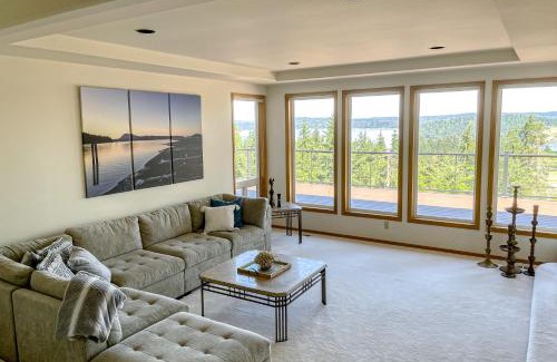 Oak Harbor House | Family-Friendly Retreat at Hubbard Hill Haven