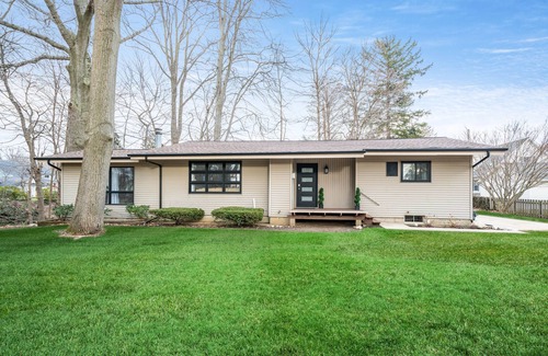 South Haven House | Cozy Hubbard House: Pet-Friendly Retreat near Dyckman Beach