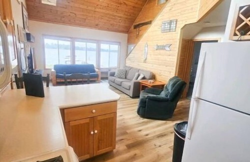 Chetek Cabin | Huber Cottage: Lakefront Cabin with Dock and Beach Access