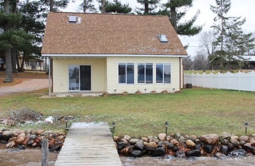 Chetek Cabin | Huber Cottage: Lakefront Cabin with Dock and Beach Access