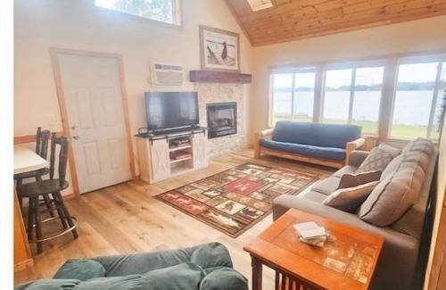 Chetek Cabin | Huber Cottage: Lakefront Cabin with Dock and Beach Access