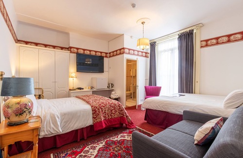 Dover House | Comfortable Hubert House Guesthouse with Breakfast & Kitchen
