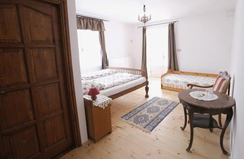 Csesznek Bed & Breakfast | Top-Rated Hubertus Fogadó: Pet-Friendly Getaway Awaits