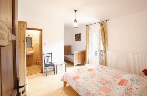 Csesznek Bed & Breakfast | Top-Rated Hubertus Fogadó: Pet-Friendly Getaway Awaits
