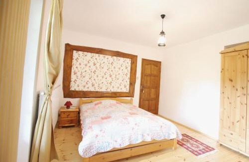 Csesznek Bed & Breakfast | Top-Rated Hubertus Fogadó: Pet-Friendly Getaway Awaits