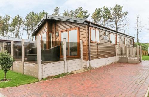 Runswick Bay House | Huckleberry Hotel: 4-Star Stay with Family & Pet Amenities