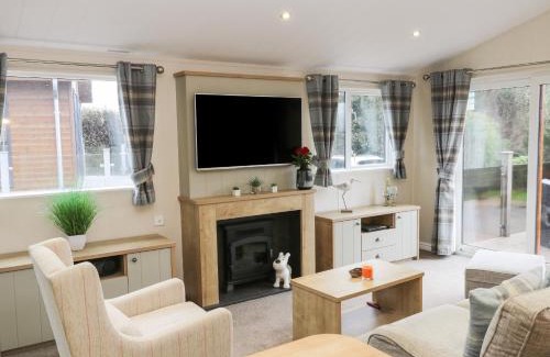 Runswick Bay House | Huckleberry Hotel: 4-Star Stay with Family & Pet Amenities